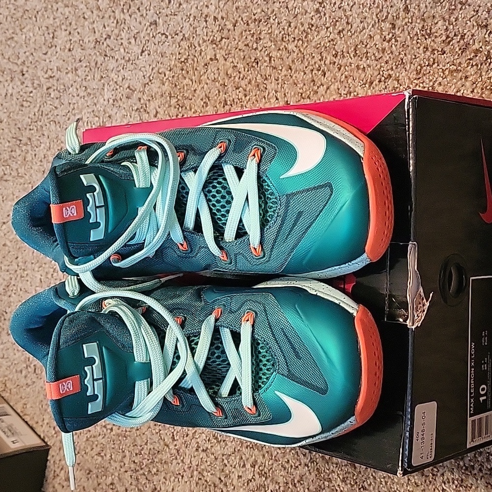 Max LeBron XI Low mens tennis shoes